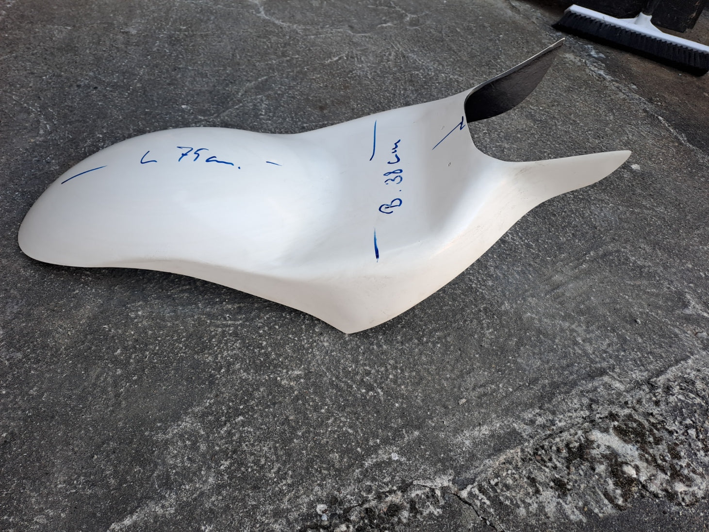 Custom bagskærm i glasfiber